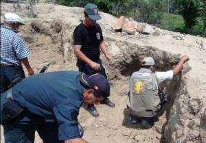 Officials and volunteers investigating Easter Week looting in 2011 via http://proyectoespecialnaylamp-lambayeque.blogspot.co.uk